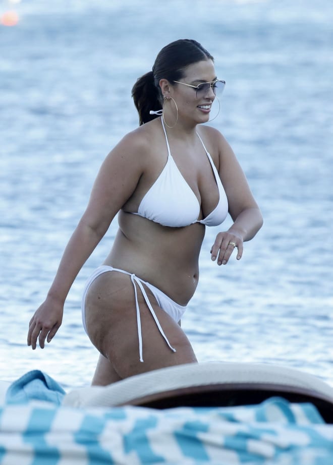 Η Ashley Graham με λευκό μπικίνι στη Μύκονο