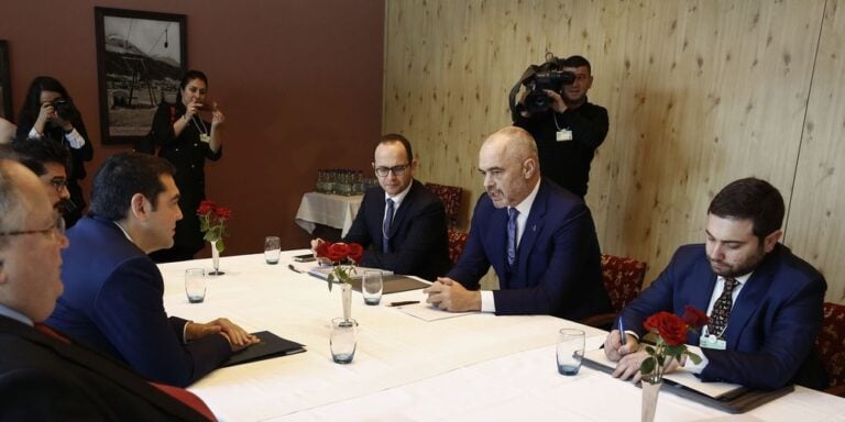Η Ελλάδα τα «σπάει» με Ρωσία αλλά σφίγγει το χέρι στην Αλβανία