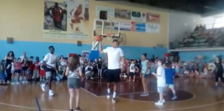 O Αντετοκούνμπο πήγε με 37 βαθμούς στου Ζωγράφου να παίξει μπάσκετ με παιδάκια