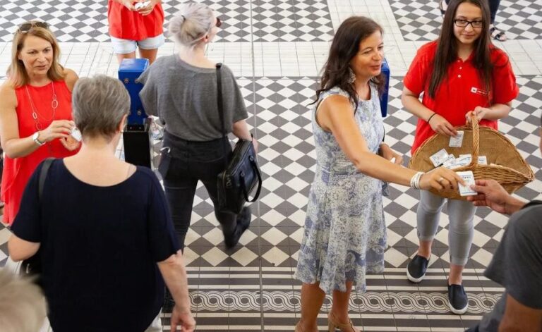 Στη Βιέννη μοίρασαν 14.000 αποσμητικά στο μετρό