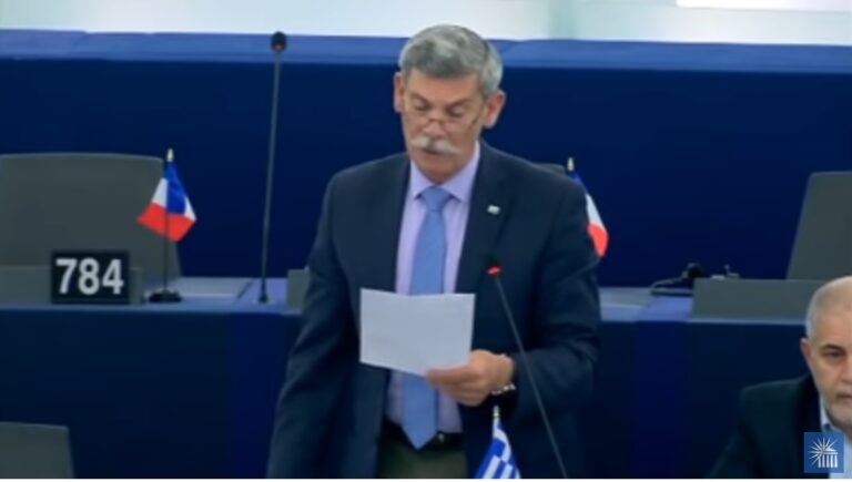 Στρατηγός Συναδινός: «Θα μιλήσω στη γλώσσα που μιλούσε ο Μέγας Αλέξανδρος, τα ελληνικά»
