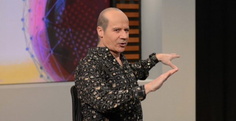 Η φτυστή με εκείνον κόρη του Μητσικώστα εμφανίστηκε μαζί του και κανείς δεν το κατάλαβε