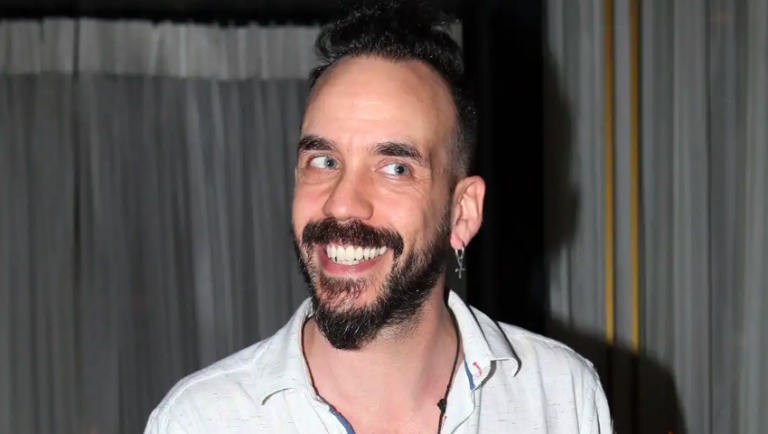 Αγνώριστος ο Πάνος Μουζουράκης για τον ρόλο του στο «Mamma Mia»