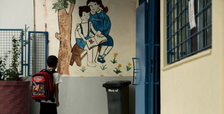 Κανένα παιδί μόνο του, όχι άλλα στόματα κλειστά