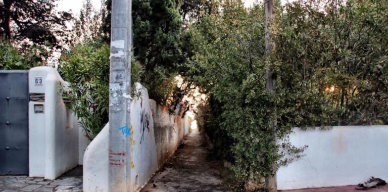 Αυτά είναι τα δρομάκια στο Μάτι που δεν μπορούσαν να βρουν οι άνθρωποι και κάηκαν ζωντανοί