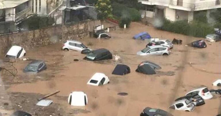 Πνίγεται το Μαρούσι – Αυτοκίνητα βυθίστηκαν σε υπαίθριο πάρκινγκ