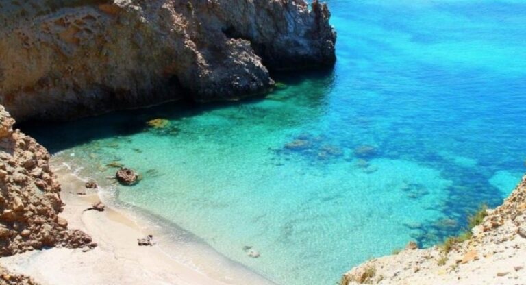 Η ελληνική παραλία που κολυμπάς με δική σου ευθύνη