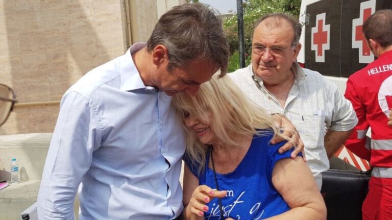 Επίσκεψη του Κυριάκου Μητσοτάκη στη Ραφήνα για συμπαράσταση στους πυρόπληκτους