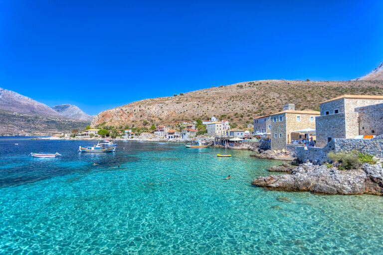 Λακωνική Μάνη: Μια γη φτιαγμένη από πέτρα, φως και ιστορίες με κουρσάρους