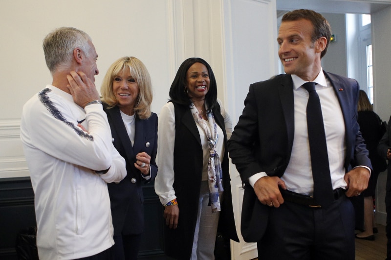 Μακρόν και Μπριζίτ με τον προπονητή της εθνικής Γαλλίας 