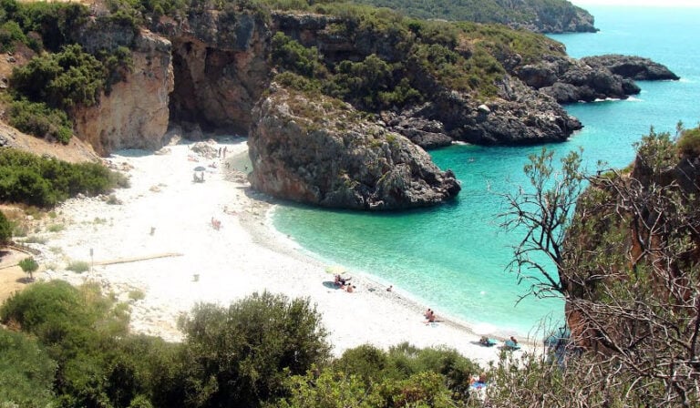 10 εξωτικές παραλίες της Μάνης με κρυστάλλινα και καταγάλανα νερά