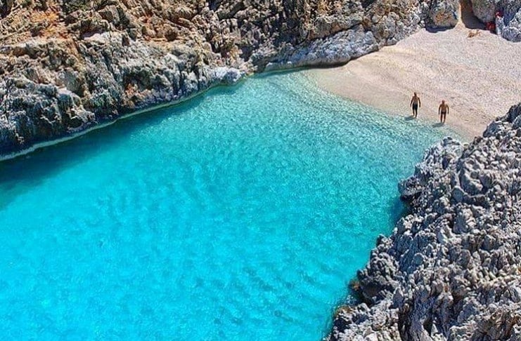 Η ωραιότερη «άγνωστη» παραλία της Ελλάδας που κοντράρει τον Παράδεισο 