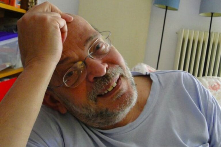 Το συγκλονιστικό κείμενο που είχε γράψει ο Μάνος Αντώναρος για τον θάνατο: «Γινόμαστε ανάμνηση»