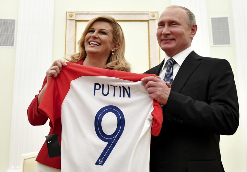 Η πρόεδρος της Κροατίας παραδίδει φανέλα της ομάδας στον Πούτιν