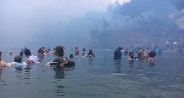Εικόνες Αποκάλυψης στο Μάτι με ανθρώπους να παλεύουν να σωθούν
