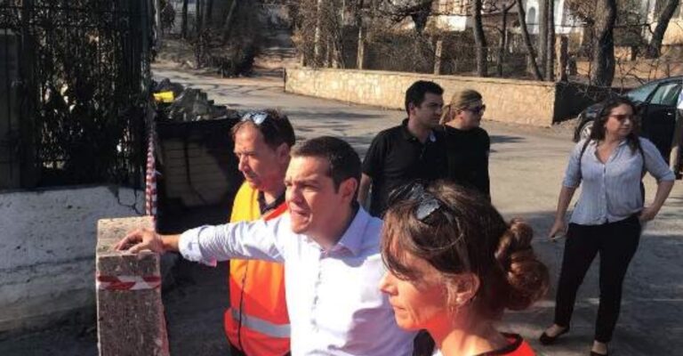Οι «πολίτες» δίπλα στον Τσίπρα στο Μάτι