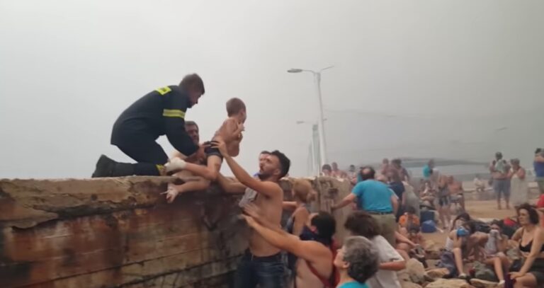 Φωτιά στο Μάτι: Η στιγμή που πυροσβέστες διασώζουν παιδιά με εγκαύματα και αναπνευστικά