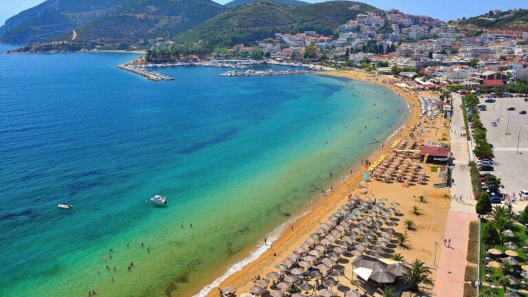 Χαλκιδική: Καμία δίοδος προς τη θάλασσα για 1 χλμ με «ιδιωτικές» παραλίες