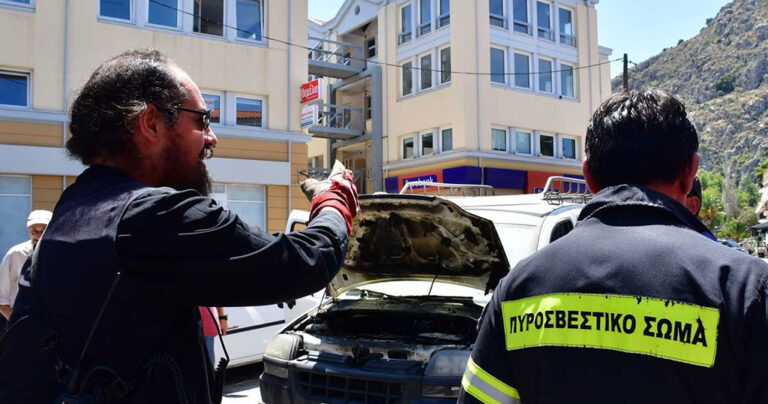 Ιερέας έσβησε πυρκαγιά σε αυτοκίνητο που λαμπάδιασε μέσα στην πόλη του Ναυπλίου