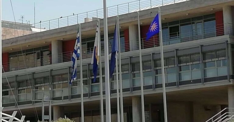 Ύψωσαν τη σημαία με τον ήλιο της Βεργίνας στο δημαρχείο της Θεσσαλονίκης
