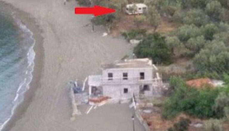 «Βλέπετε κι εσείς αυτό που βλέπω; Ένα παράνομο τροχόσπιτο μέσα στα δέντρα»
