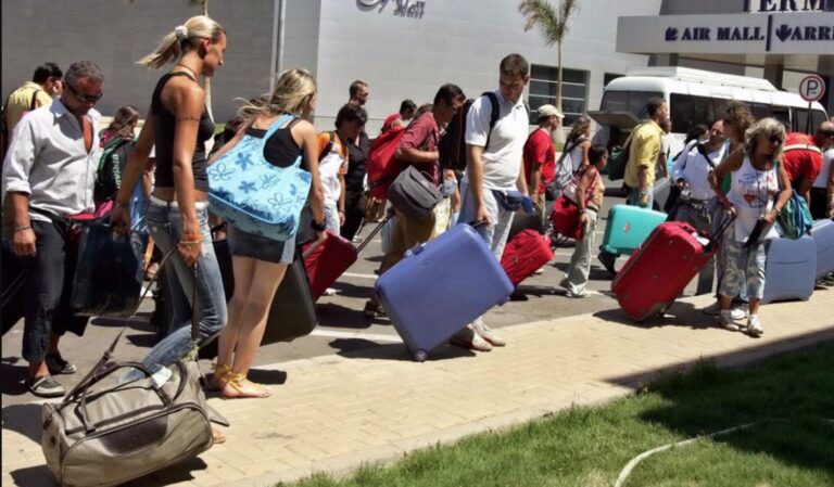 Eίδος προς εξαφάνιση οι Έλληνες τουρίστες