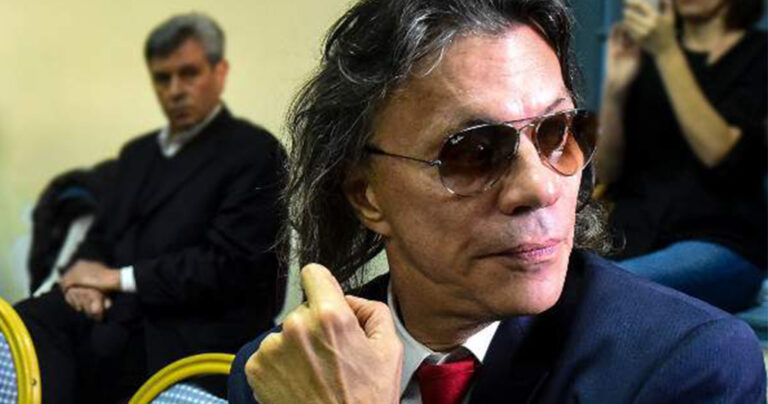 Εγκαταλείπουν τον Ψινάκη και τού ζητούν να παραιτηθεί