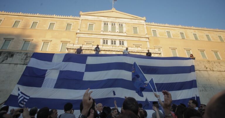 Διχασμένοι οι Έλληνες για τα Μνημόνια ενόψει της ολοκλήρωσης του τρίτου