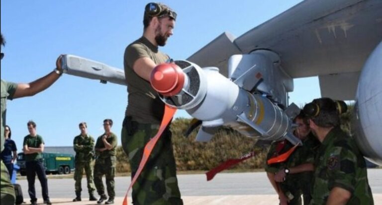 Στη Σουηδία η Πολεμική Αεροπορία ρίχνει βόμβες στις εστίες πυρκαγιών