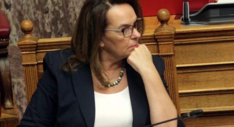 Μετά την κατακραυγή η Παπανάτσιου απέσυρε την τροπολογία που έδινε αυξήσεις