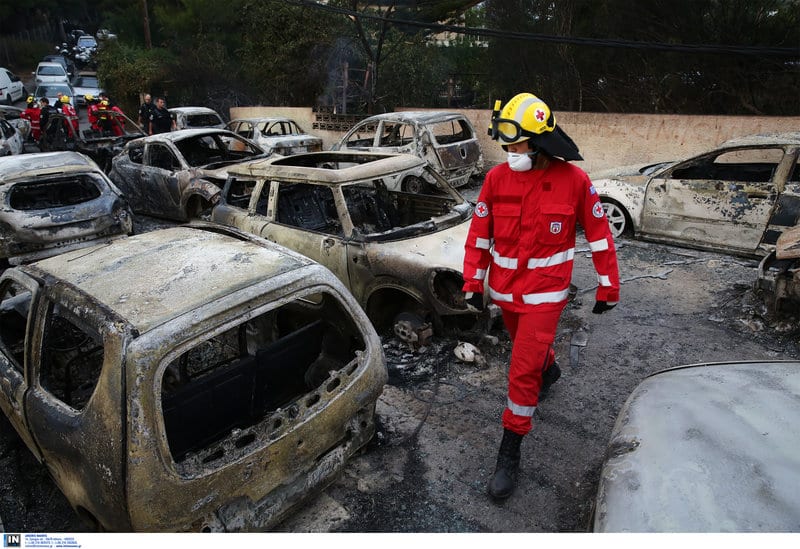 Με το πρώτο φως της ημέρας οι διασώστες ήρθαν αντιμέτωποι με τη ζοφερή πραγματικότητα 