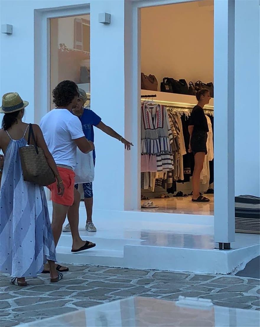 Μάθιου ΜακΚόναχι και Γούντι Χάρελσον κάνουν διακοπές στην Αντίπαρο 4 harelson-2