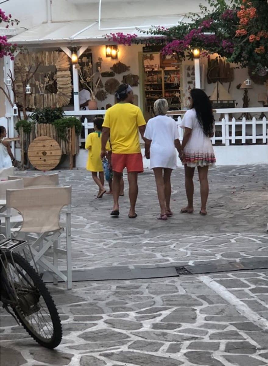 Μάθιου ΜακΚόναχι και Γούντι Χάρελσον κάνουν διακοπές στην Αντίπαρο 2 harelson-5