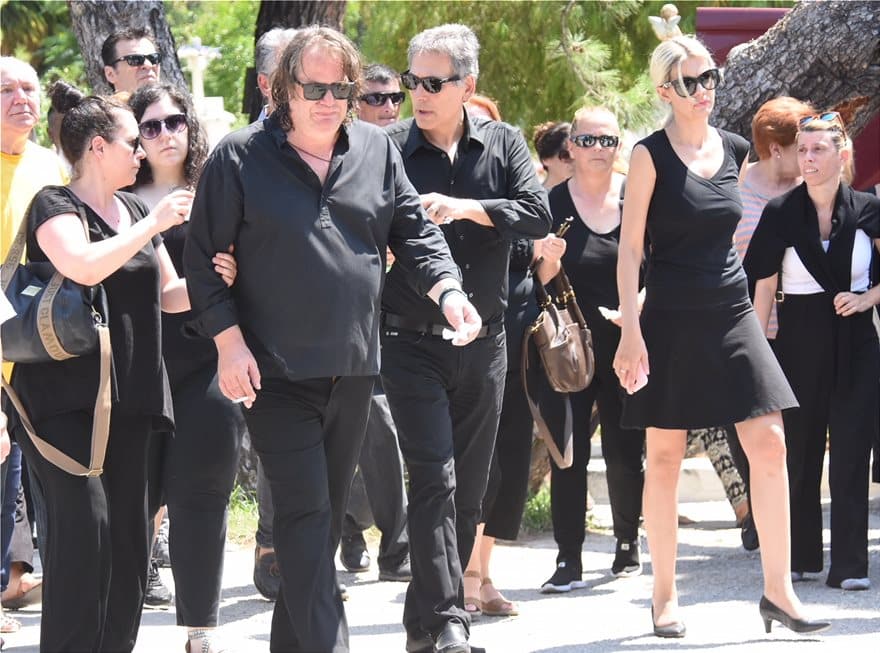 Το τελευταίο χειροκρότημα στη Τζέσυ Παπουτσή έδωσαν στην κηδεία της συγγενείς, φίλοι και καλλιτέχνες 1 IMG_3649