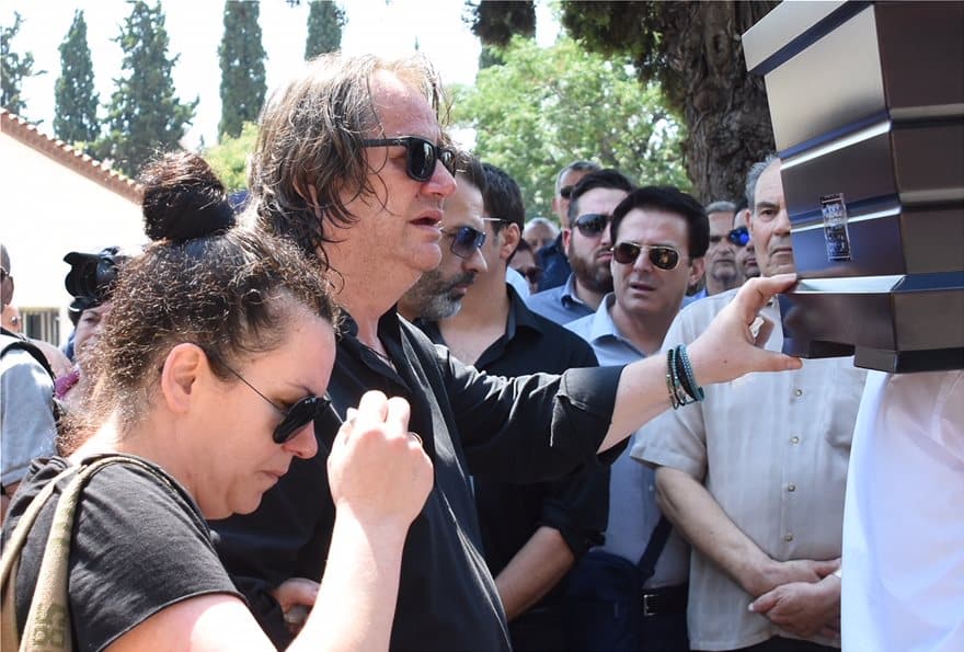 Το τελευταίο χειροκρότημα στη Τζέσυ Παπουτσή έδωσαν στην κηδεία της συγγενείς, φίλοι και καλλιτέχνες 8 IMG_3650