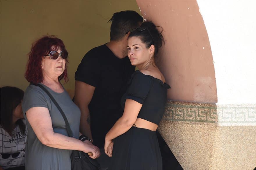 Το τελευταίο χειροκρότημα στη Τζέσυ Παπουτσή έδωσαν στην κηδεία της συγγενείς, φίλοι και καλλιτέχνες 13 ki10_2