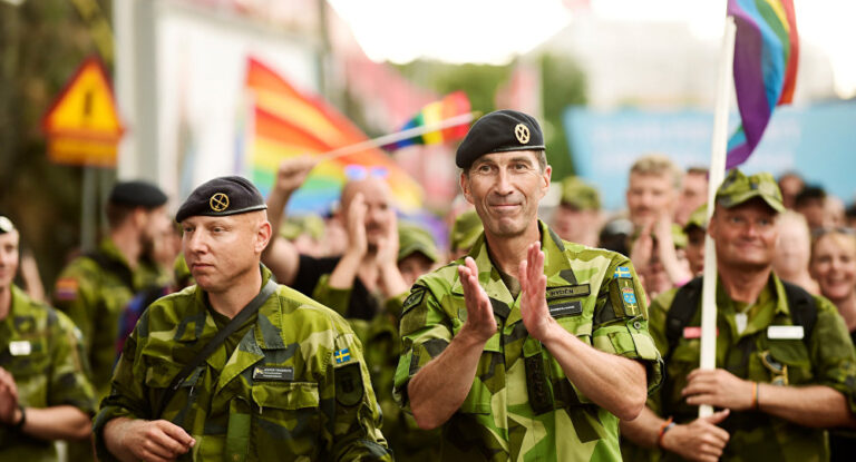 Σουηδοί στρατηγοί τραγουδάνε σε Gay Pride υπέρ της διαφορετικότητας