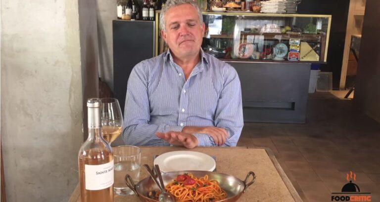 Χρήστος Ζαμπούνης: Αυτός είναι ο σωστός τρόπος να φας τη μακαρονάδα σου στο εστιατόριο