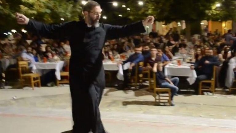 Kρητικός ιερέας χορεύει Ανωγειανό πηδηχτό και αποθεώνεται