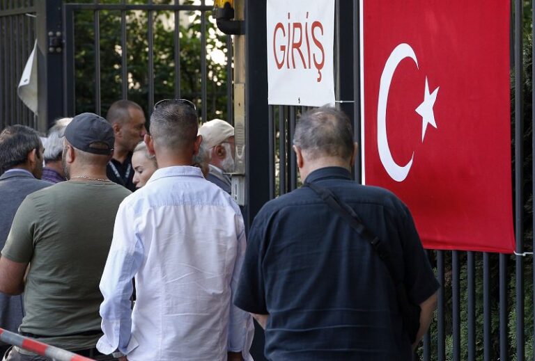 Διάσωση από το ΔΝΤ και capital controls στην Τουρκία