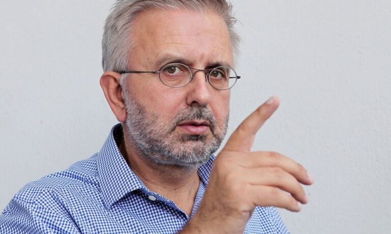 Ο Δήμος Βερύκιος ανέβασε εικόνα της Παναγίας και του Ιησού με πρόσωπα από αρουραίους