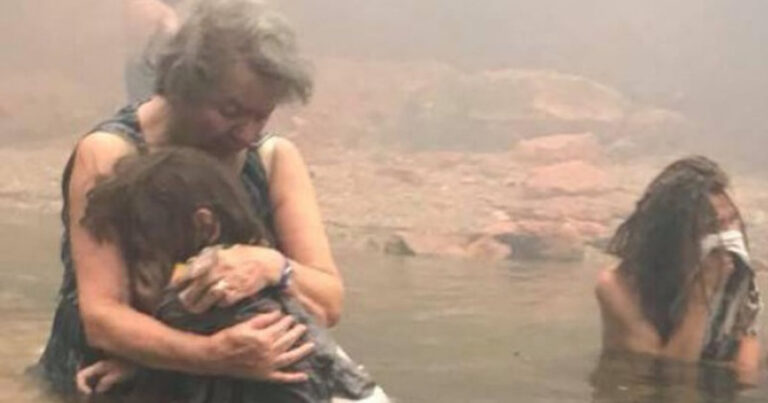 Η ιστορία πίσω από την εικόνα της γιαγιάς που κρατά αγκαλιά την εγγονής της και του 14χρονου «φωτογράφου»