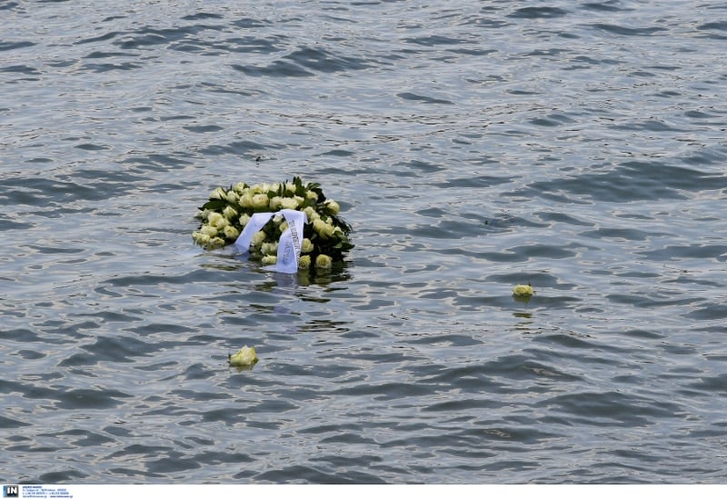 Το στεφάνι επιπλέει στην θάλασσα στο Μάτι- Εκεί που χάθηκαν άδικα τόσες ψυχές