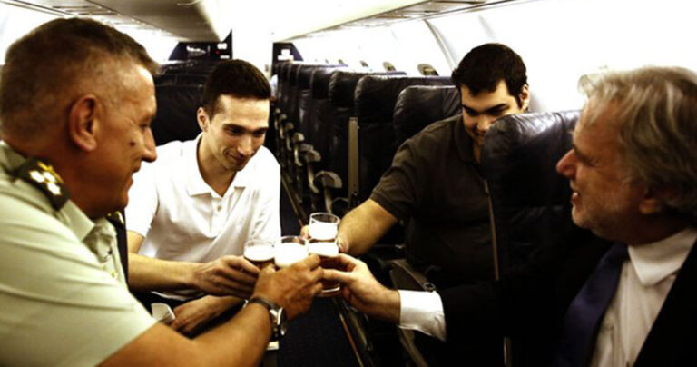 Φωτογραφίες από τη πτήση των δύο Ελλήνων στρατιωτικών μετά την απελευθέρωσή τους