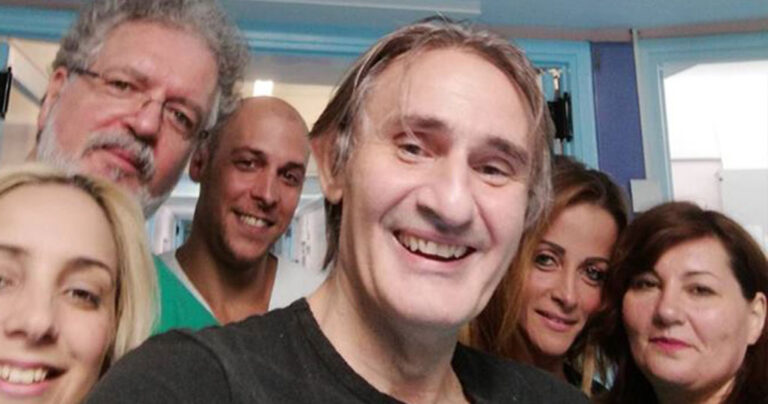 Ο Άκης Σακελλαρίου φωτογραφίζεται χαρούμενος και γεμάτος υγεία μετά την περιπέτεια του