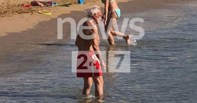 Τα μπάνια του στον Αστέρα Βουλιαγμένης απολαμβάνει ο Άκης Τσοχατζόπουλος