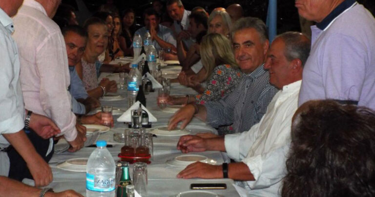 Συνεχίζει τις διακοπές στη Λευκάδα ο Καραμανλής με βόλτες σε ταβέρνες και selfies 