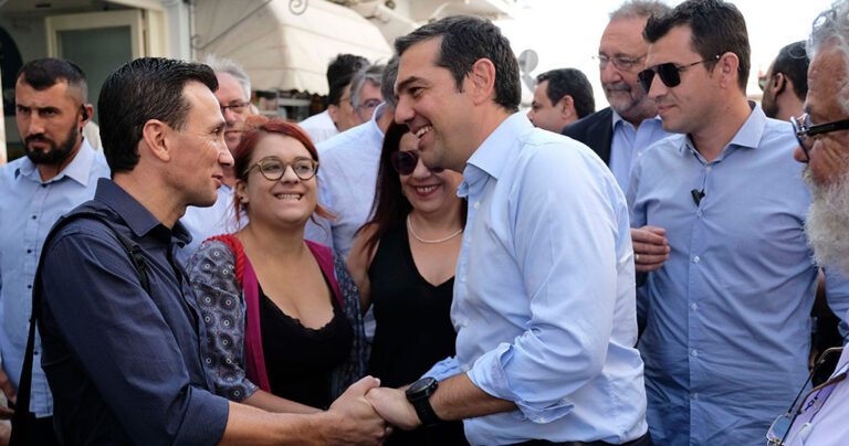 Καταγγελία 70χρονης από Σύρο: «Με έσφιξαν από το λαιμό όταν πήγα να διαμαρτυρηθώ στον Τσίπρα»