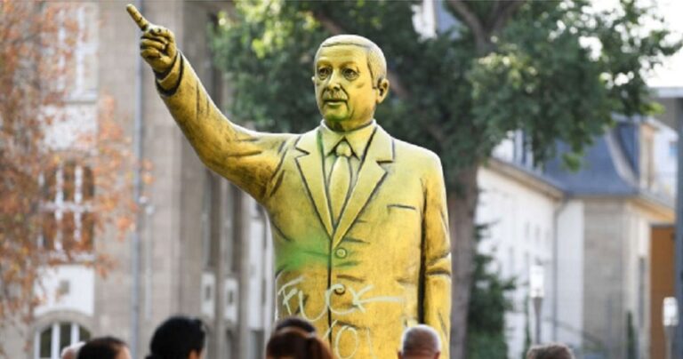 Γερμανία: Έστησαν επιχρυσωμένο άγαλμα του Ερντογάν