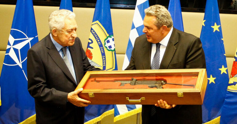 Ένα πυροβόλο όπλο χάρισε ο Καμμένος στον Κουβέλη για την θητεία του στο υπουργείο Άμυνας